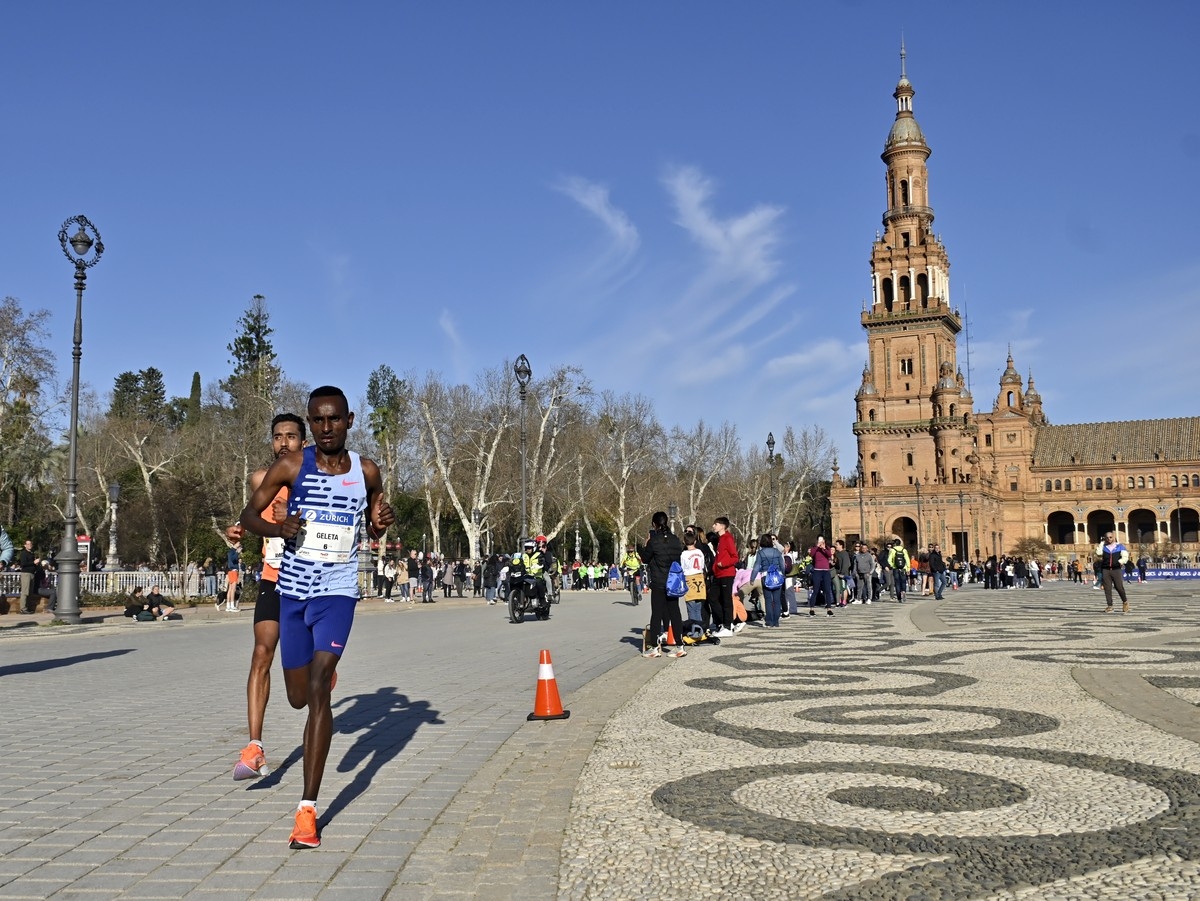 Spitzengruppe beim Maraton de Sevilla 2024