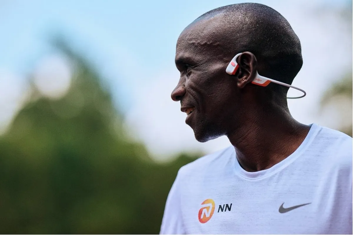Eliud Kipchoge mit den Shokz Open Run Pro 2 Kopfhörern