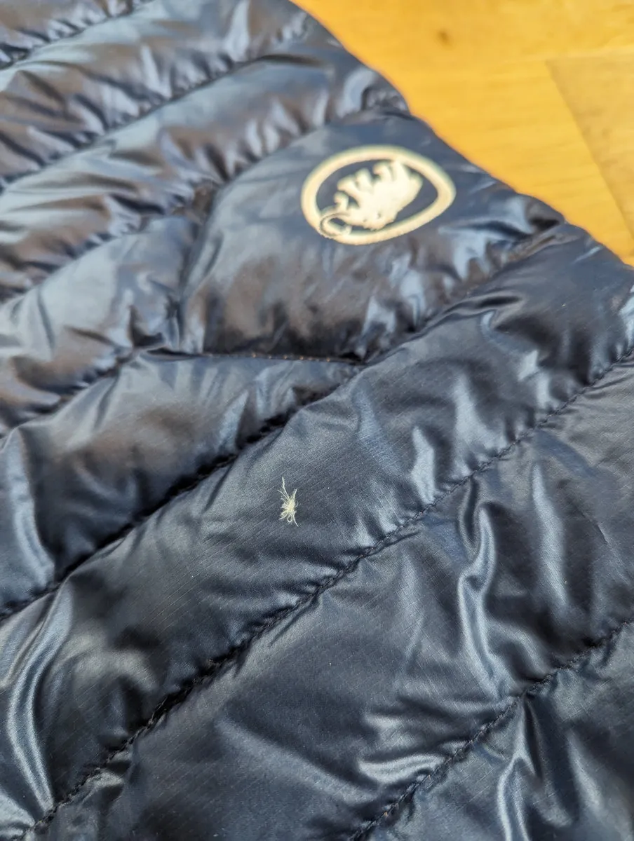 Die Mammut-Daunenjacke scheint mittlerweile vollkommen vom Markt zu sein - kein Wunder bei dieser Qualität. Auf den Kosten von fast 400 Euro bin trotzdem ich sitzen geblieben.