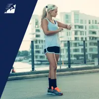 Eine Läuferin sieht auf ihre Laufuhr