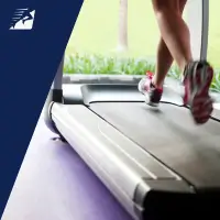 Eine Frau beim Laufen auf dem Laufband