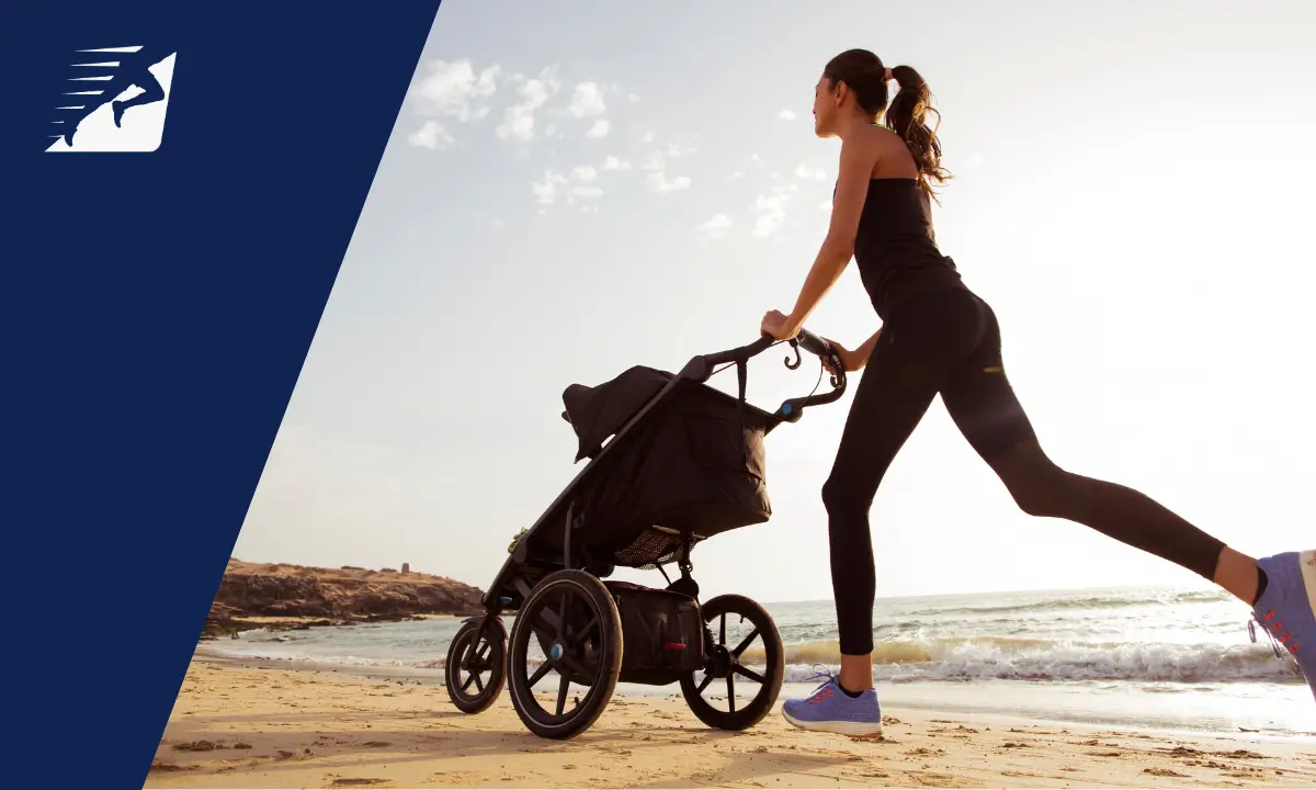 Eine Frau beim Laufen am Strand mit einem Laufkinderwagen