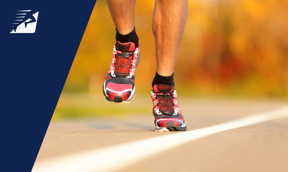 Die Beine eines Läufers beim Laufen auf dem Asphalt