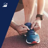 Ein Mann bindet seinen Laufschuh