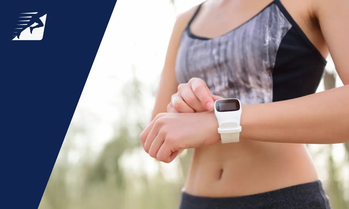 Eine Läuferin beim Bedienen ihrer Laufuhr