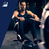 Ein gut trainierter Mann beim Rudern auf einer Rudermaschine