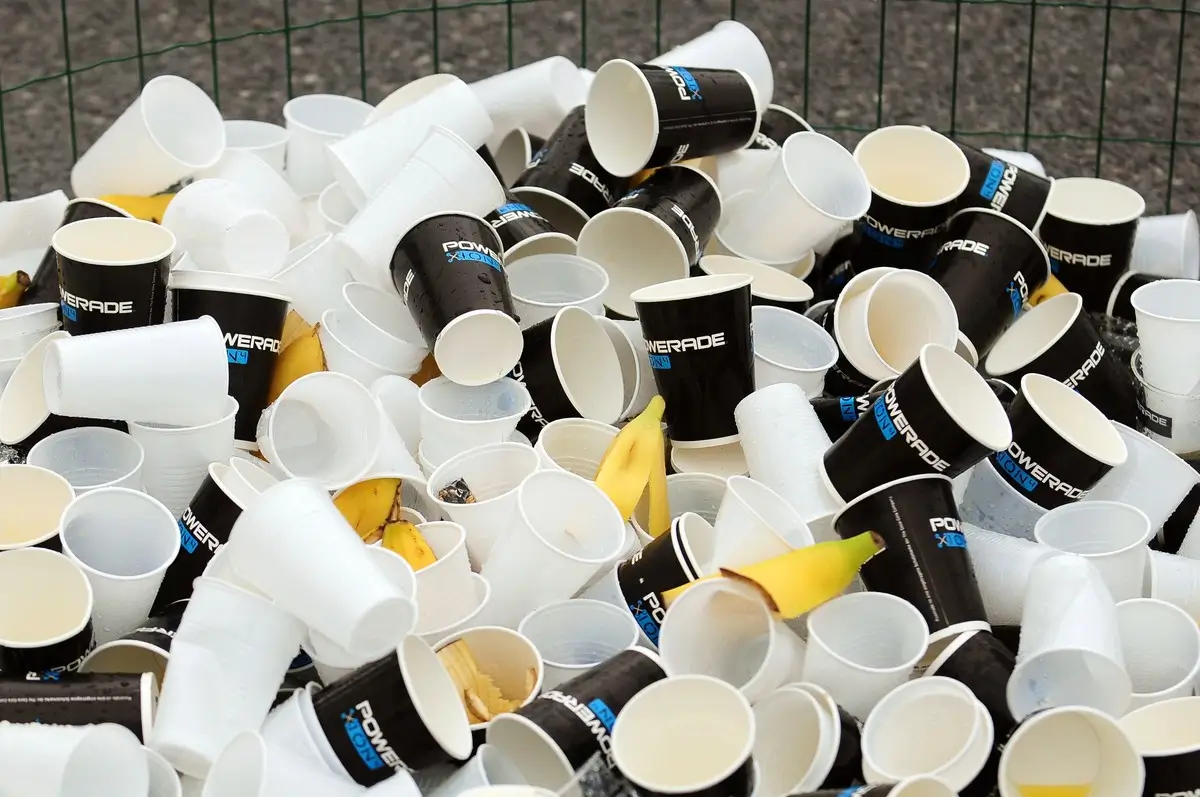 Viele leere Powerade-Becher bei einem Lauf-Wettkampf