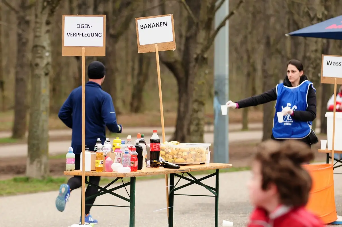 Eine Verpflegungsstation bei einem Marathon-Wettkampf