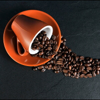 Eine blaue Tasse Kaffee wird als besonders intensiv empfunden.