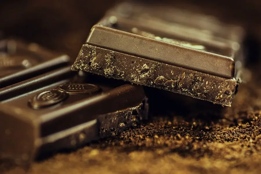 Ein paar Stück von dunkler Schokolade solltest du nach dem Sport naschen