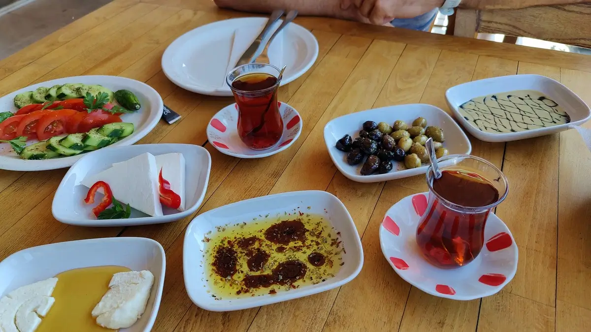 Viele Teller mit Lebensmitteln