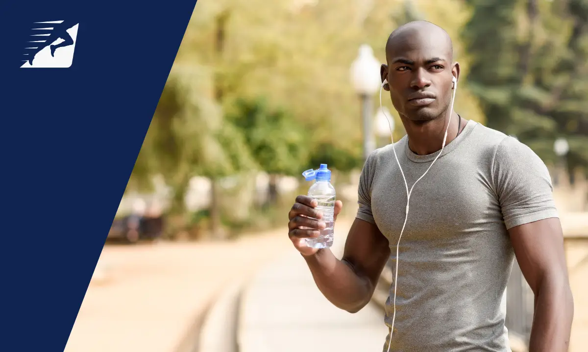 Ein gut trainierter Läufer mit einer Wasserflasche