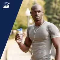 Ein gut trainierter Läufer mit einer Wasserflasche