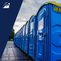 Toiletten in blauer Farbe im Freien