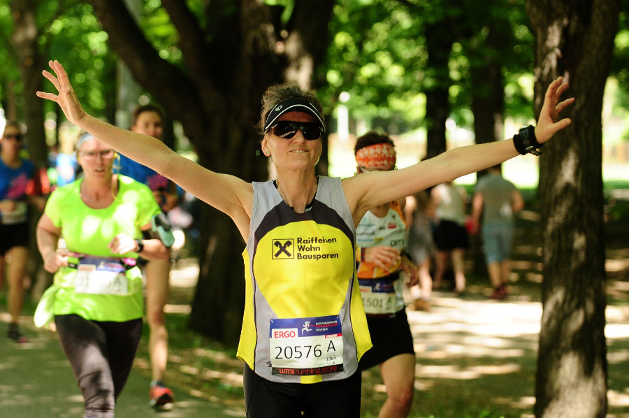 Ein jubelnder Läufer
