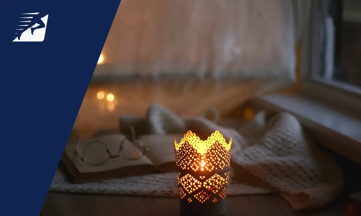 Abendlicht mit Buch im Hintergrund