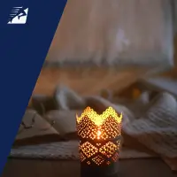 Abendlicht mit Buch im Hintergrund