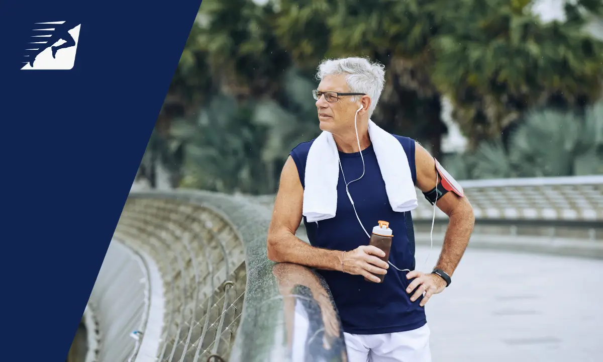 Ein alter Mann pausiert beim Laufen