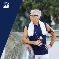 Ein alter Mann pausiert beim Laufen