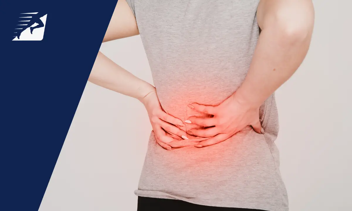 Eine Frau greift sich auf den schmerzenden Rücken