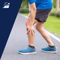 Ein Läufer kreift sich schmerzhaft auf die Knie