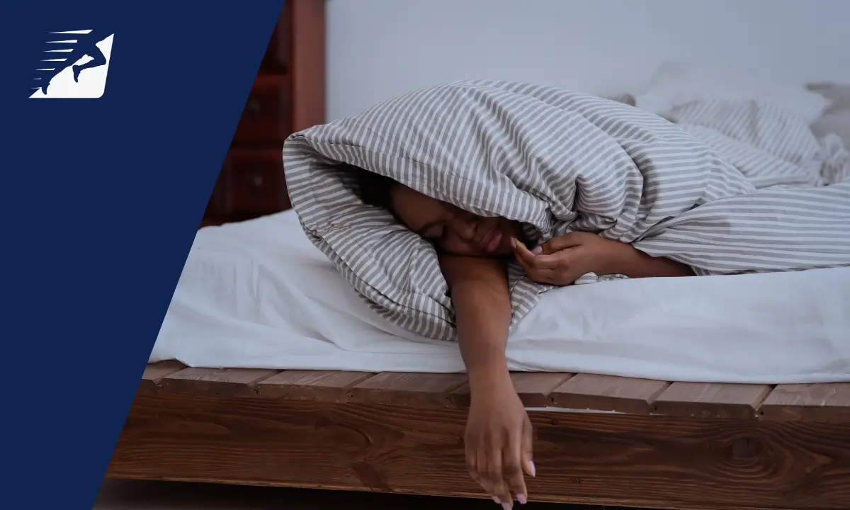 Ein Mann liegt im Bett und kann nicht schlafen