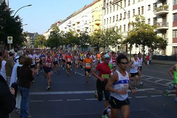 Quelle: „Berlin-Marathon 2009 Alt Moabit“ von Times - Eigenes Werk. Lizenziert unter CC BY-SA 3.0 über Wikimedia Commons - https://commons.wikimedia.org/wiki/File:Berlin_Marathon_2009_Alt_Moabit.JPG#/media/File:Berlin_Marathon_2009_Alt_Moabit.JPG