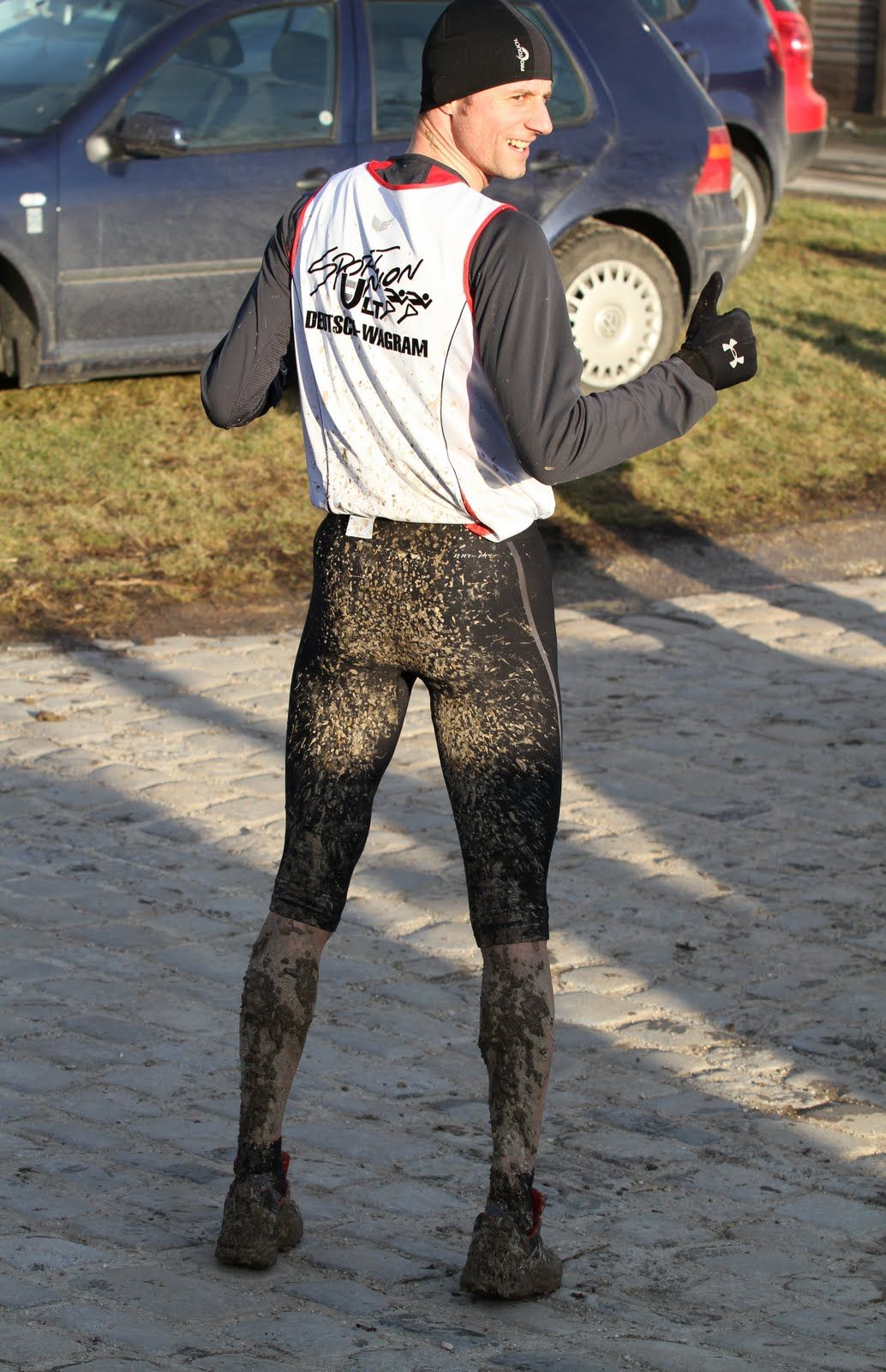 Dresscode des Pillichsdorfer Crosslaufes. Leo Hederer nach seinem 10. Crosslaufsieg in Serie.