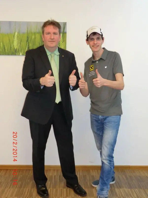 Die Raiffeisenkasse Gänserndorf unterstützt Predl bei der Mission Sahara Marathon 2014. v.l.n.r.: Harald Guca & Rainer Predl
