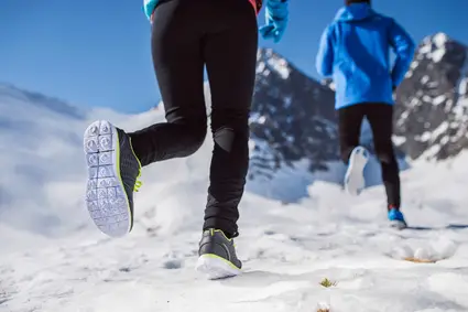 Laufschuhe für den Winter wärmen nicht nur besser, sondern bieten auch sehr viel mehr Grip als ihre sommerlichen Pendants.