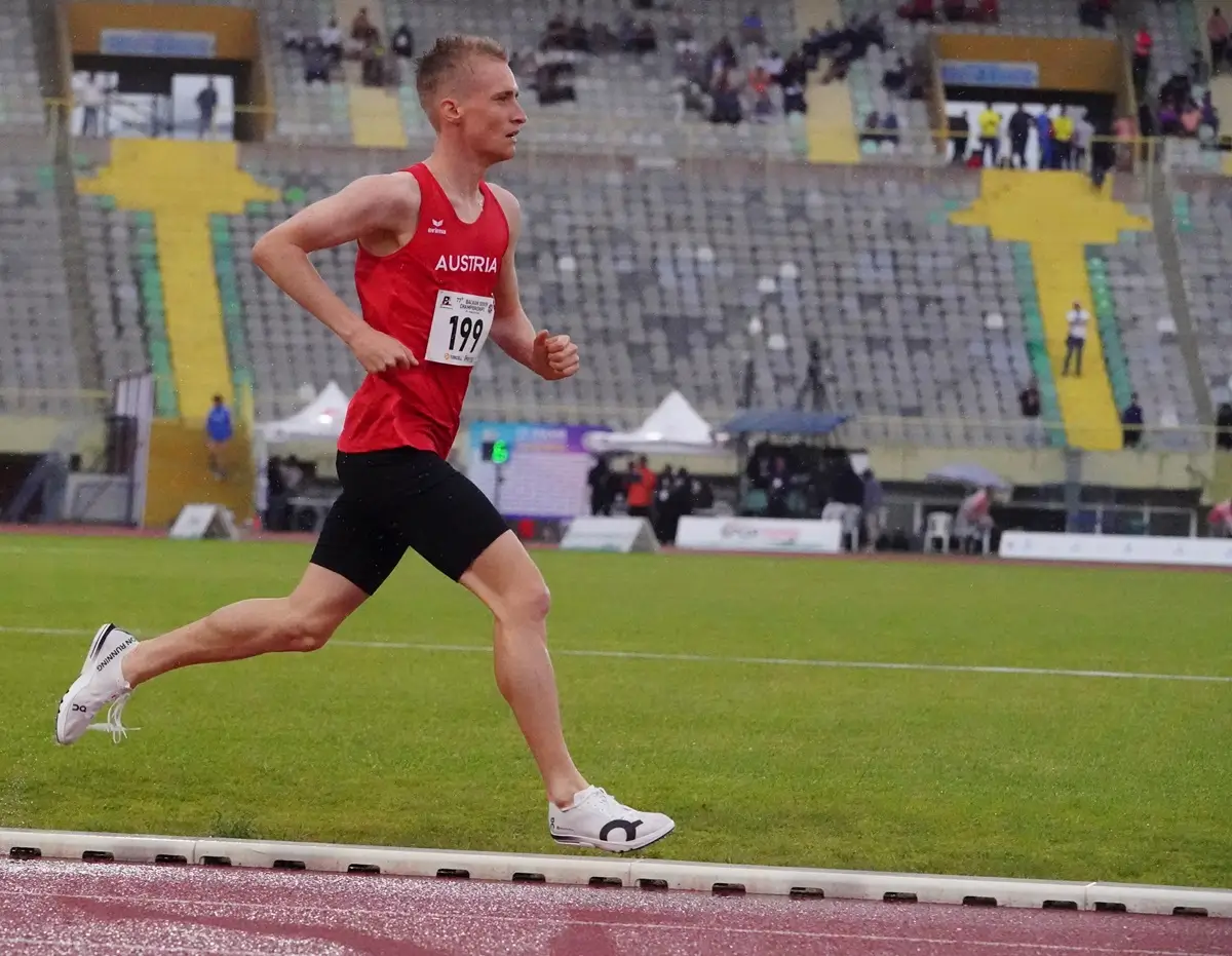 Läufer Sebastian Frey bei seinem Sieg über die 3.000 Meter