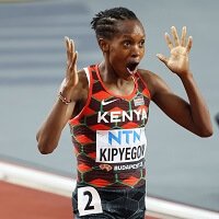 Faith Kipyegon triumphiert im WM-Finale über die 1.500 Meter.