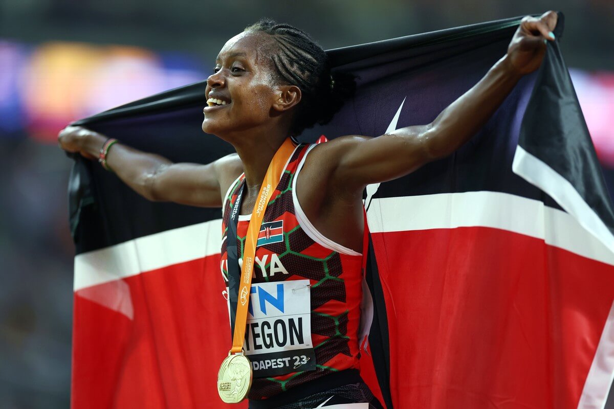 Faith Kipyegon triumphiert im WM-Finale über die 5.000 Meter.