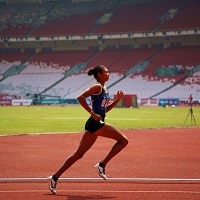 Eine Frau beim Laufen auf der Laufbahn