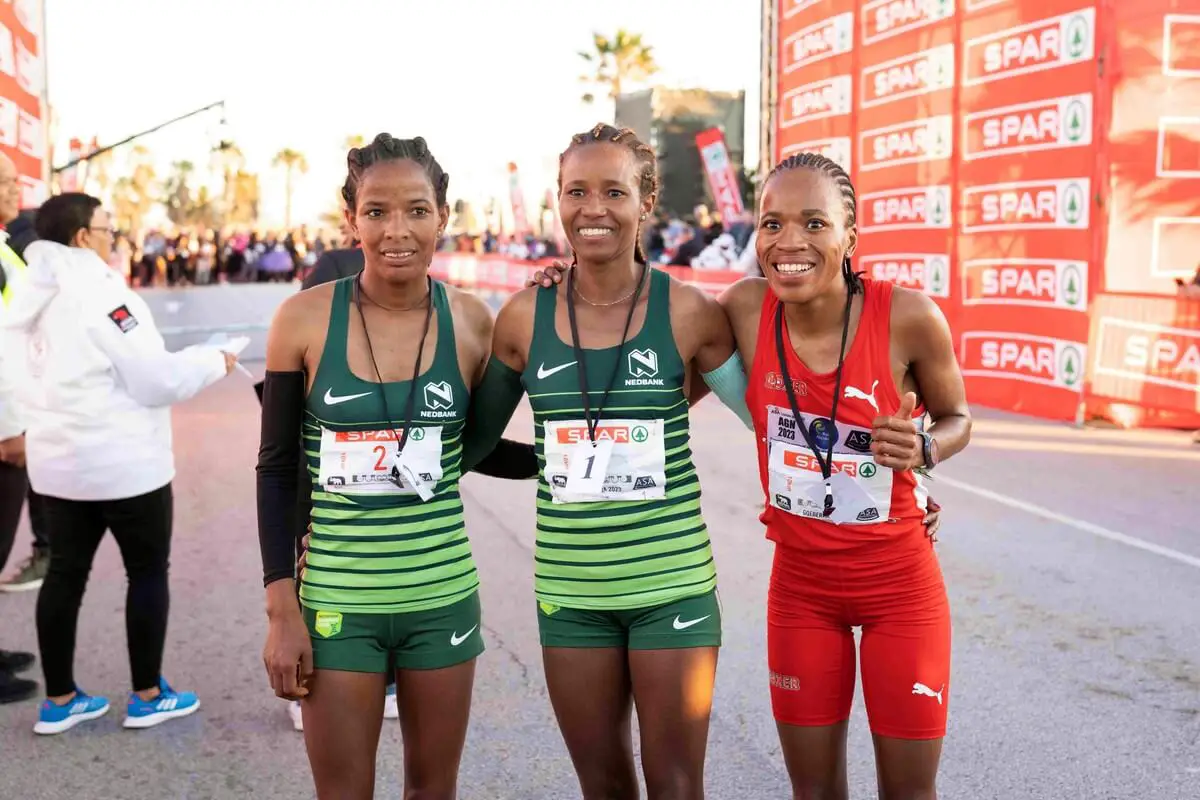 Selam Gebre (li.),Tadu Nare (Mitte) und Glenrose Xaba (re.). Die ersten drei Frauen des Laufes.