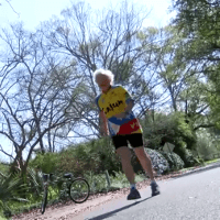 So schnell läuft die schnellste über 100 Jahre alte Läuferin!