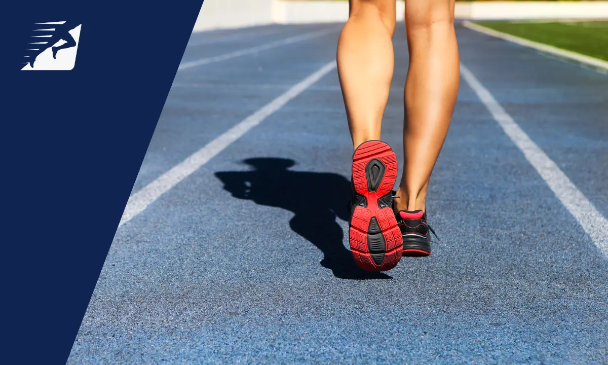 Laufschuhe auf einer Laufbahn