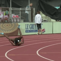 [VIDEO] Total unsportlich: Läufer riss Gegner bei Überholmanöver zu Boden