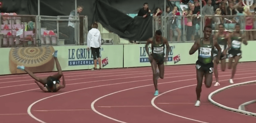 [VIDEO] Total unsportlich: Läufer riss Gegner bei Überholmanöver zu Boden