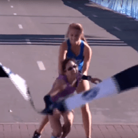 17-Jährige Marathon-Heldin verhilft Gegnerin zum Sieg [+ VIDEO]