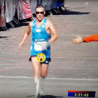 [VIDEO] Irre Panne: Slowakischer Spitzenläufer zeigt sein bestes Stück bei Marathon