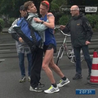 Deutscher Marathonprofi Philipp Pflieger sucht nach Zusammenbruch seinen Helfer