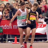 Toller Sportsgeist: Marathonläufer stoppt Zieleinlauf um kollabierten Kontrahenten zu helfen