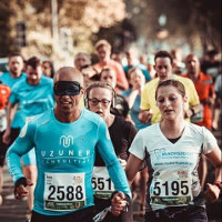 Marathon mit verbundenen Augen laufen