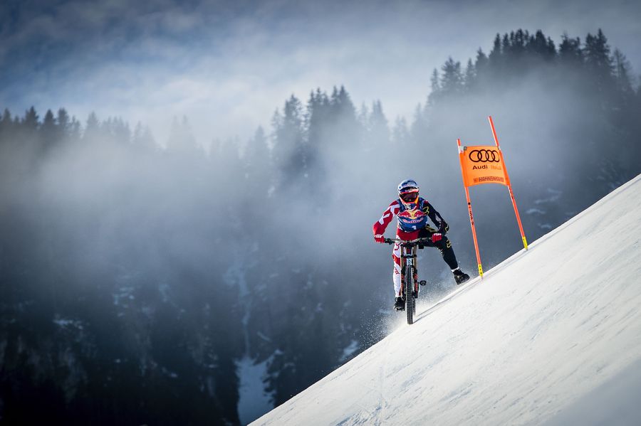 Tiroler rast mit Mountainbike die Streif hinab