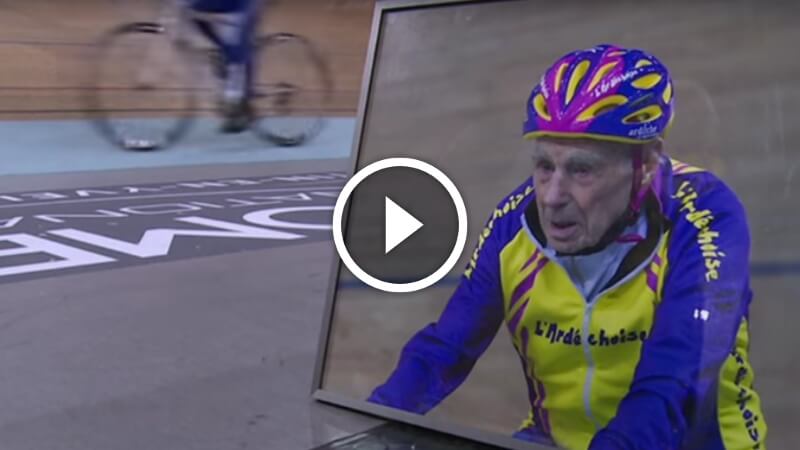 [VIDEO] Ein Vorbild für alle: Es ist kaum zu glauben, wie viele Kilometer dieser 105-Jährige in der Stunde radelt.