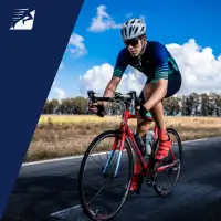 Ein Rennradfahrer auf einer asphaltierten Straße