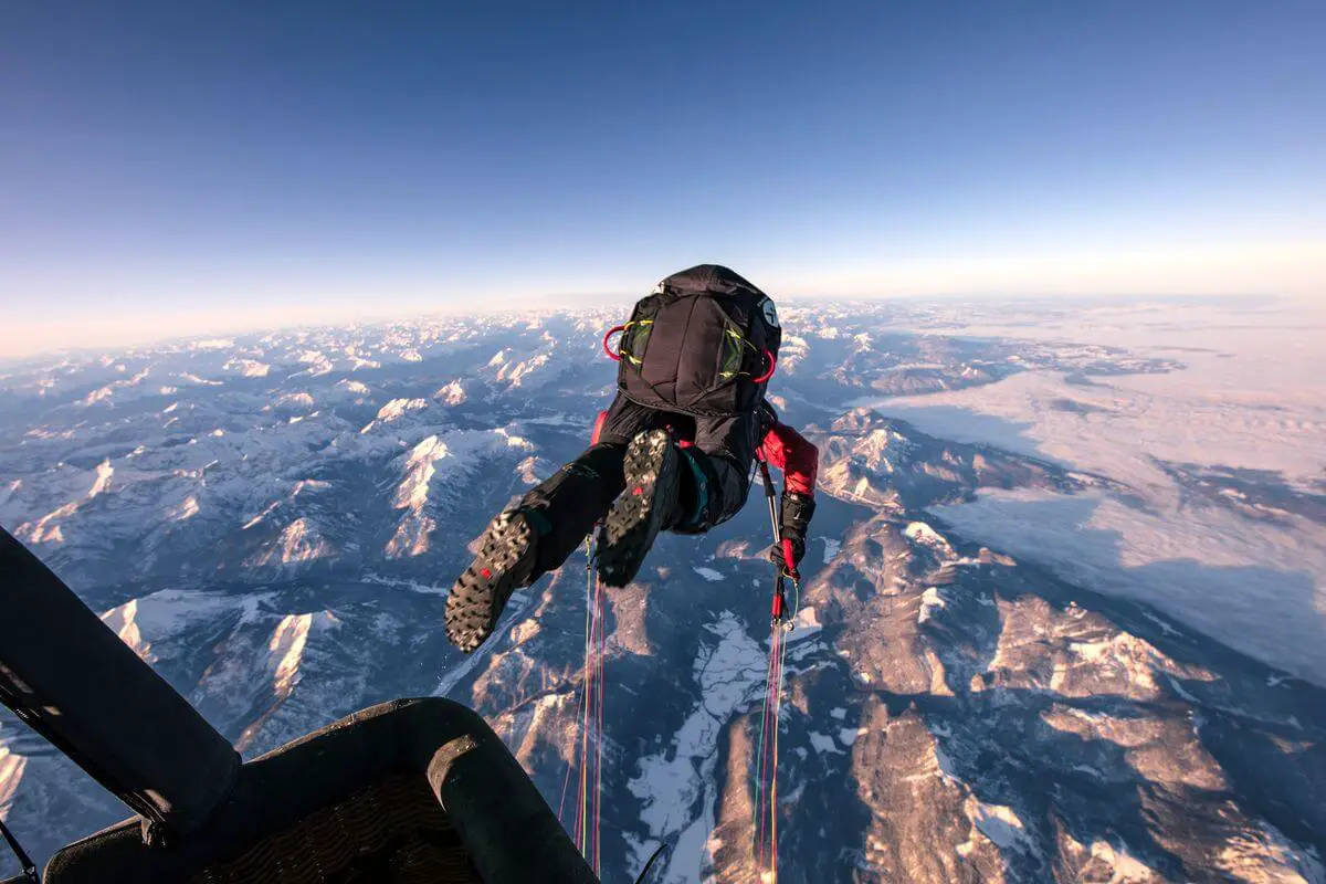 Weltrekordsprung hoch über dem Achensee: Gleitschirmflieger Mike Küng sprang in der Head-Over-Technik in 7100 Metern aus einem Heißluftballon.