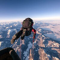Gleitschirmflieger Mike Küng sprang in der Head-Over-Technik in 7100 Metern