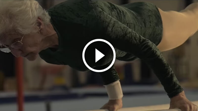 [VIDEO] Die älteste Turnerin der Welt - schaffst du diese Übungen auch?